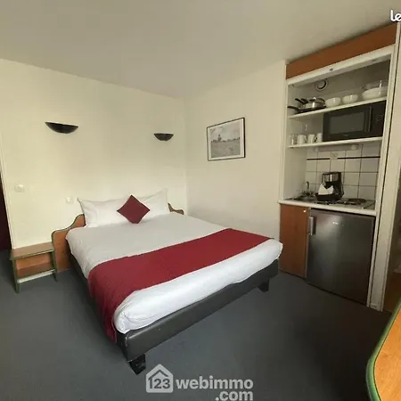 Citadines Paris Center Easy - Eiffel Tower View - 25 Minutes Champs Elysees Bed & Breakfast 3*
